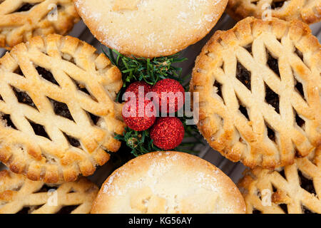 Decrative Weihnachten Glitter Kugeln in der Mitte eines Fachs von Lattice top Mince Pies Stockfoto