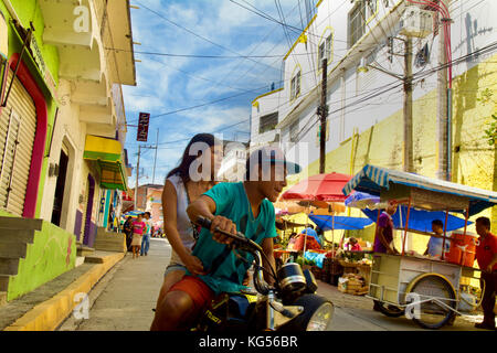 Junge Mexikaner fahren mit dem Motorrad zusammen einkaufen in Märkte in Mexiko Stockfoto