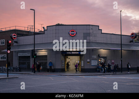 Oval Tube Station am Abend, London Stockfoto