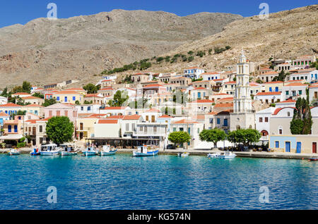 Taverne und Boot gesäumten Uferpromenade von der Hafenstadt Emborios, Insel Chalki, Dodekanes, Griechenland Stockfoto
