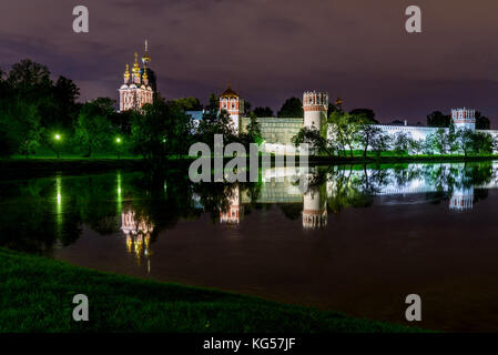 Malerische Nacht Blick von Moskau mit dem Nowodewitschi Kloster, weißen Steinwänden, grünen Bäumen, Licht und schöne Reflexionen im Wasser Stockfoto