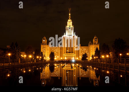 Eine schöne Nacht Blick von Moskau mit dem Hauptgebäude der Moskauer Staatlichen Universität, einem Brunnen, Straßenlaternen und ihre Reflexionen im Wasser Stockfoto