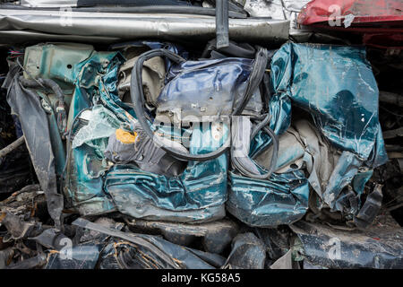 Autos auf Schrottplatz, gepresst und zum Recycling. Stockfoto