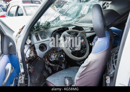 Autos auf Schrottplatz, nach dem Unfall. Stockfoto