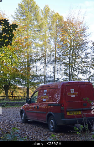 Royal Mail Van auf dem Parkplatz in Whiteleaf Woods, Princes Risborough, Buckinghamshire, Großbritannien. Herbst. Chilterns. Stockfoto