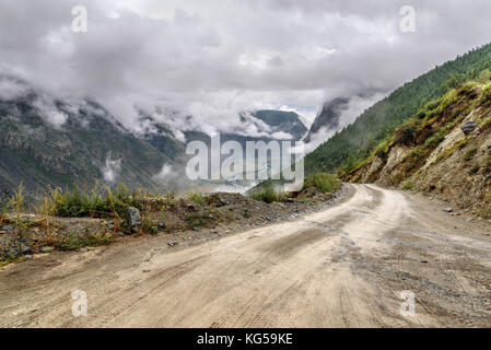 Einen malerischen Blick auf die steilen verwinkelten Kies Berg Straße durch den Pass, Teil eines Berges Serpentine, vorbei an den Hang des Berges, in Th Stockfoto