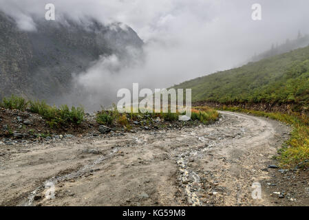 Einen malerischen Blick auf die steilen verwinkelten Kies Berg Straße durch den Pass, Teil eines Berges Serpentine, vorbei an den Hang des Berges, in Th Stockfoto