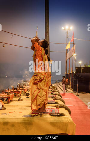 Die jungen Priester, die am frühen Morgen Ganga Aarti puja Feier in Varanasi ghat vor Sonnenaufgang Stockfoto