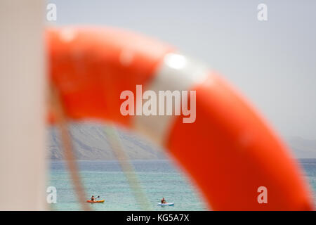 Boje am Strand. Kajak canoa und Meer im Hintergrund Stockfoto