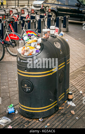 Überquellenden Abfallbehälter in Kensington, London, Großbritannien Stockfoto