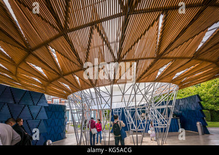 Die Serpentine Pavillon 2017 von Francis Kéré, Kensington Gardens, London, UK konzipiert Stockfoto