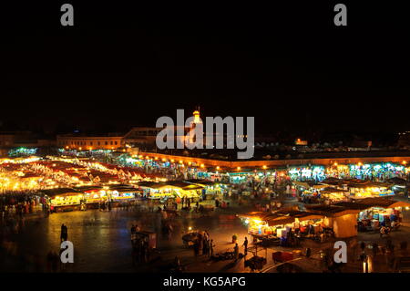 Der Markt im Souk von Marrakesch in Marokko Platz Jemaa el-Fnaa Nacht Panorama Landschaft Stockfoto