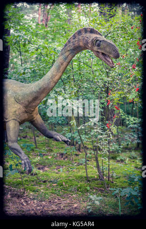 Solec kujawski, Polen - August 2017: Lebensgroßen Dinosaurier Statue in einem Wald Stockfoto