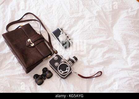 Vintage bag, Videokamera, Kamera und Fernglas Stockfoto