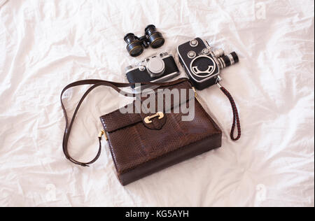 Vintage bag, Videokamera, Kamera und Fernglas Stockfoto