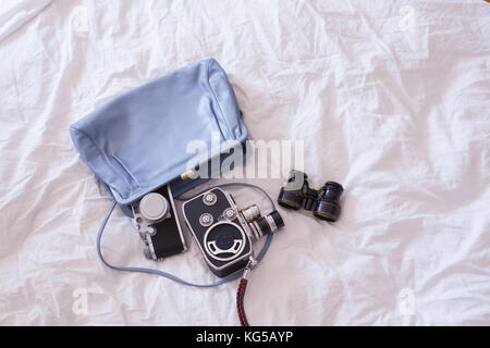 Vintage bag, Videokamera, Kamera und Fernglas Stockfoto