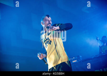 Saluzzi, Italien. 04 Nov, 2017. almir hasanbegovi? (Dubioza Kolektiv) führt in mataram an Pala CRS 3.November 2017 Credit: Alberto gandolfo/Pacific Press/alamy leben Nachrichten Stockfoto