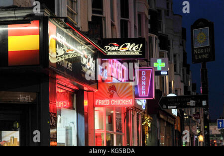 Vielzahl von Fast-Food-Outlets einschließlich spanische Tapas, Dönerbuden und Fried Chicken in York Place Brighton bei Nacht Stockfoto