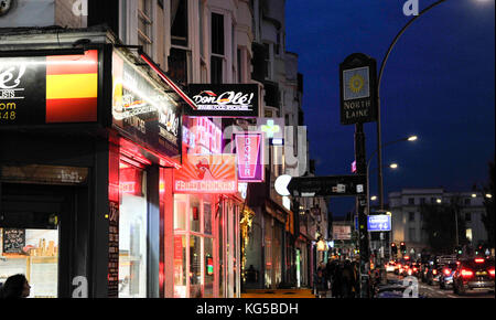 Verschiedene Fast-Food-Outlets, darunter spanische Tapas, Kebab-Läden und Fried Chicken in York Place Brighton bei Nacht Stockfoto