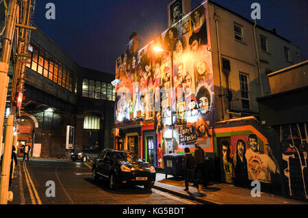 Der Prince Albert Pub in der Trafalger Street Brighton mit seiner berühmten Wandmalerei, die kürzlich vom lokalen Straßenkünstler Req renoviert wurde Stockfoto