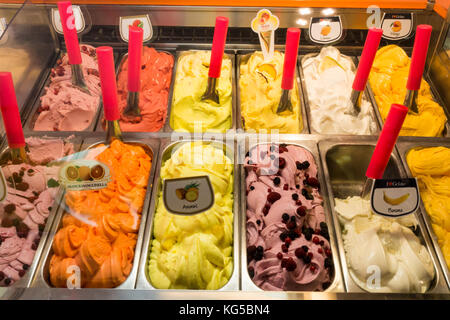 Aromatisiert Eis in einem Shop, Taormina, Sizilien, Italien Stockfoto