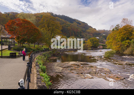 Blick auf den Fluss Dee und das Victoria Promenade im ländlichen walisischen Stadt von Llangollen in Nord Wales Stockfoto