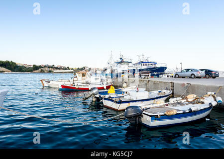 Angedockten Boote sind mit Seilen auf dem Moor am lokalen Port gebunden. Stockfoto