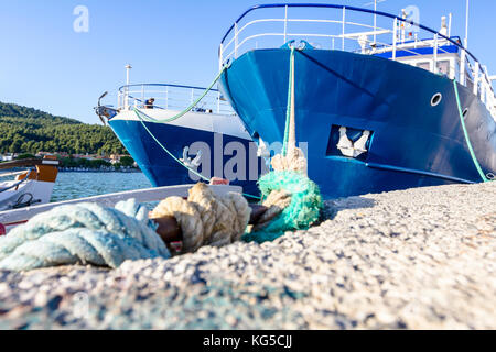 Zwei große Angeln Schiffe mit Seil an einem Moor am lokalen Port gebunden angedockt. Stockfoto