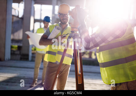 Portrait der Bauingenieure Arbeiten auf der Baustelle Stockfoto