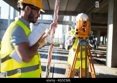 Portrait der Bauingenieure Arbeiten auf der Baustelle Stockfoto