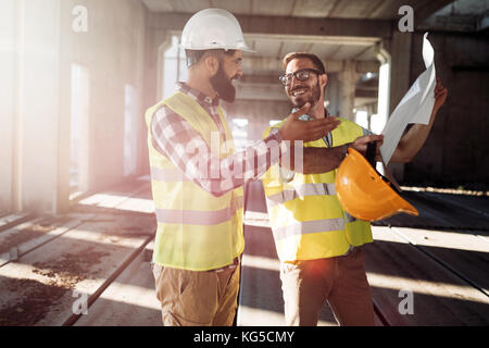 Portrait der Bauingenieure Arbeiten auf der Baustelle Stockfoto