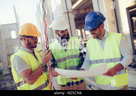 Portrait der Bauingenieure Arbeiten auf der Baustelle Stockfoto