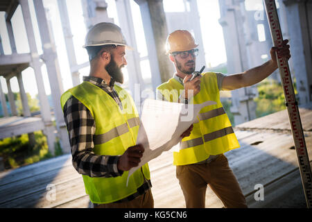 Portrait der Bauingenieure Arbeiten auf der Baustelle Stockfoto