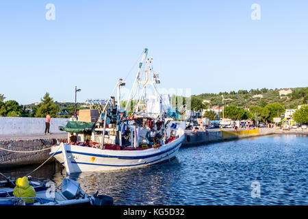 Angedockt bunte Boote und Angelausrüstung sind mit Seilen auf dem Moor am lokalen Port gebunden. Stockfoto