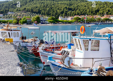 Angedockt bunte Boote und Angelausrüstung sind mit Seilen auf dem Moor am lokalen Port gebunden. Stockfoto