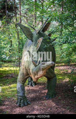 Solec kujawski, Polen - August 2017: Lebensgroßen Dinosaurier stegosaurus Statue in einem Wald Stockfoto