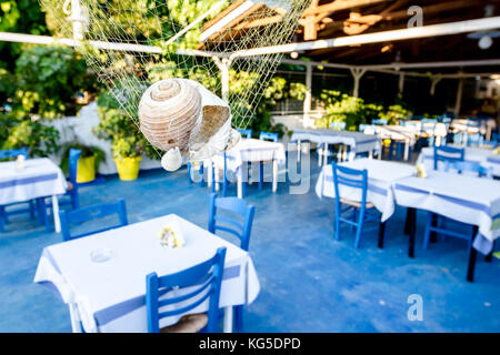 Abstrakte Szene mit Muscheln in einem fischernetz als Dekoration im traditionellen griechischen Taverne Restaurant. Stockfoto