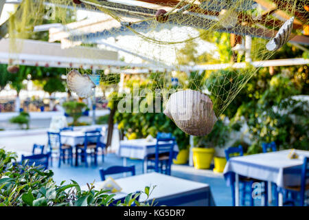 Abstrakte Szene mit Muscheln in einem fischernetz als Dekoration im traditionellen griechischen Taverne Restaurant. Stockfoto