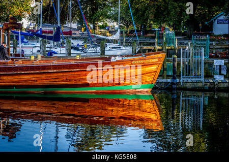 Touristische Boot vertäut am Steg Derwentwater, Keswick, Lake District, Cumbria, Großbritannien Stockfoto