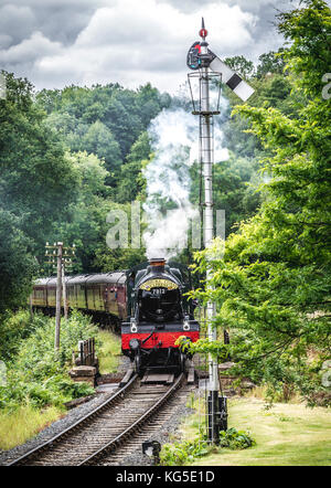 Eine Dampflokomotive runden die Biegung auf der Severn Valley Railway Stockfoto