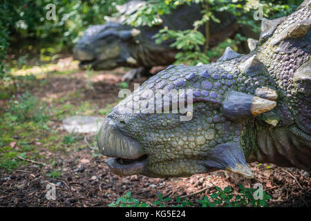 Solec kujawski, Polen - August 2017: Lebensgroßen Dinosaurier ankylosaurus Statue in einem Wald Stockfoto