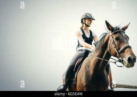 Bild von jungen Mädchen reiten ihr Pferd Stockfoto