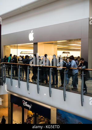 Apple IPhone X, Starten Que, Lesen Apple Store, Oracle, Reading, Berkshire, England Stockfoto