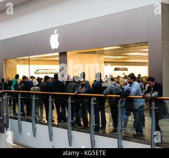 Apple IPhone X, Starten Que, Lesen Apple Store, Oracle, Reading, Berkshire, England Stockfoto