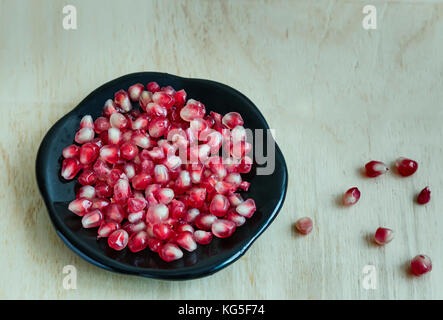 Granatapfel Obst auf den Teller Stockfoto