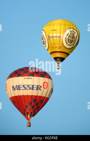 Zwei Heißluftballons über Marl, Nordrhein - Westfalen, Deutschland Stockfoto