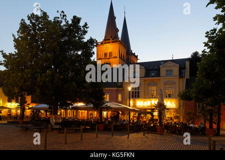 Xantener Dom und Marktplatz im Abendlicht, Xanten, Niederrhein, Nordrhein-Westfalen, Deutschland, Europa Stockfoto