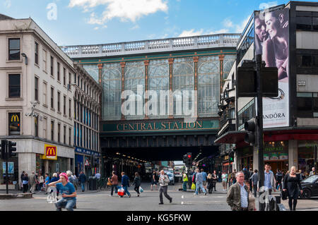 Glasgow, Schottland - 17. August 2010: Das Äußere des Glasgow Central Station mit Menschen in einer belebten Straße in Glasgow, Schottland, Vereinigte Stockfoto