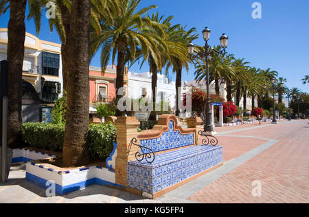 Ayamonte, Grenzstadt nach Portugal, Reisen, Grenze ist der Fluß Rio Guadiana (Fluss), ca. 21 000 Einwohner, Center, Plaza de la Ribera mit hell gefliesten Bänke Stockfoto