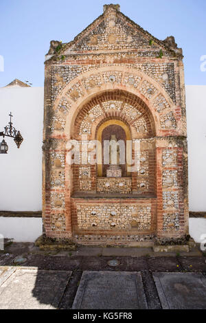 Faro, Kathedrale von Silves / Sé Catedral de Silves, 13. Cent., Capela dos Ossos / Kapelle der Knochen mit Madonna hinter der Kathedrale, Kirchhof, Largo da Sé, Cidade Velha, Altstadt Stockfoto